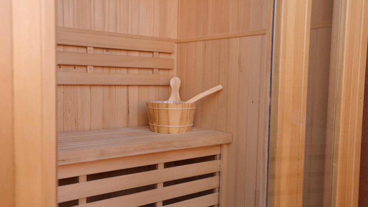 Ennea - Jacuzzi & Luxury Suites (Adults Only) Perpinhã Exterior foto